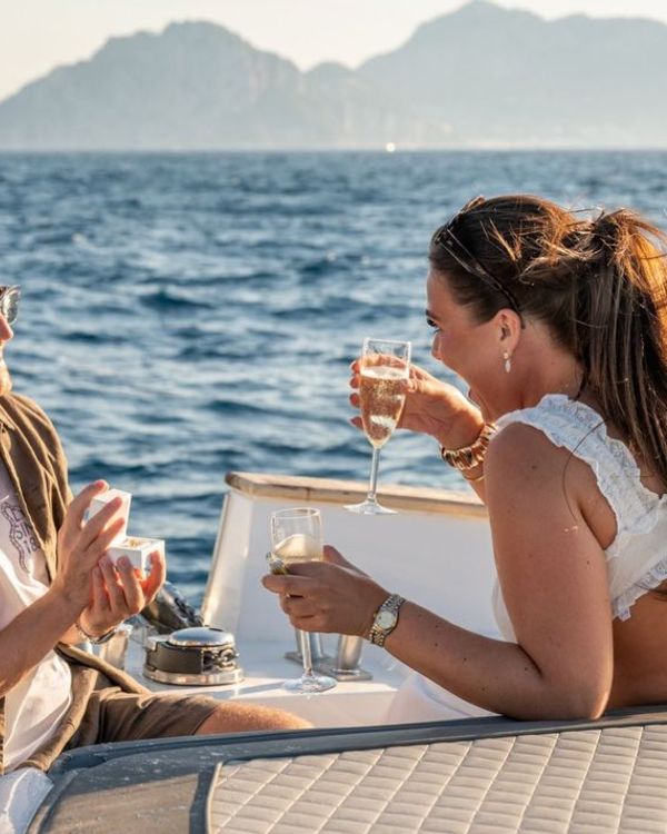 Current mood: Chilled Prosecco, salty hair, and a brand new fiancé(e). 🥂💍 Golden hour along the Sorrento Peninsula hits different. Pure, unbothered love vibes. 🌅✨. What are you waiting for? Take notes and make it happen for your partner too! 🌊. 🌐www.sunrisesorrento.com
📩info@sunrisesorrento.com
📱+39 334 994 0458 #sorrentocoast #goldenhour #sunset #engagementgoals #boat
