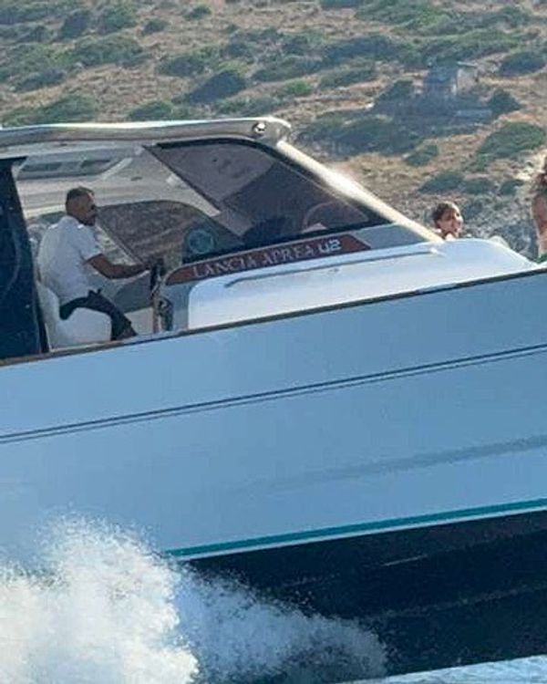 A memorable day on the Amalfi Coast aboard the brand new Lancia Aprea 42ft! 🌊✨. Our clients collect beautiful moments, and we are absolutely thrilled to share them with you. There is nothing quite like the magic of these views from the comfort of a true Italian masterpiece. What are you waiting for? Step on board and create your own unforgettable memories! ⚓🛥️. 🌐www.sunrisesorrento.com
📩info@sunrisesorrento.com
📱+39 334 994 0458 #amalficoast #italiansummer #boatlife⚓️ #positano #luxuryboats
