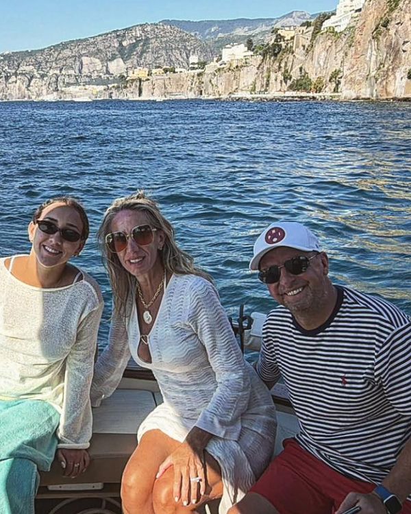 It’s not just Capri and Positano -the Sorrento coast is enchanting, and you can explore it to the fullest with us - as this delightful family did! 🇮🇹🌊🛥️. 🌐www.sunrisesorrento.com
📩info@sunrisesorrento.com
📱+39 334 994 0458 #sorrento #boat #sea #luxury #boattour