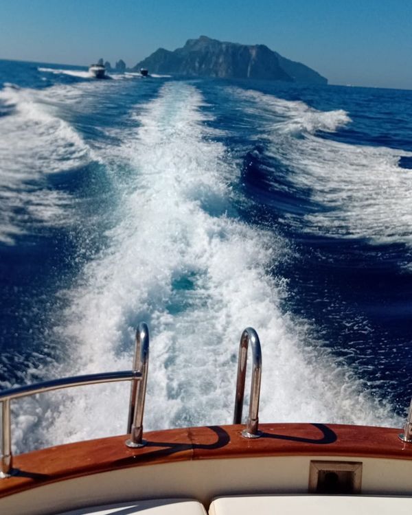 There’s nothing quite like admiring the beauty of Capri and the Amalfi coast from the sea🌊. Where the sky melts into the water and time seems to stand still… magic in every direction.
Let yourself drift, explore and fall in love with the view💙 🌐www.sunrisesorrento.com
📩info@sunrisesorrento.com
📱+39 334 994 0458 #capri #amalficoastitaly #travelinspiration #boat