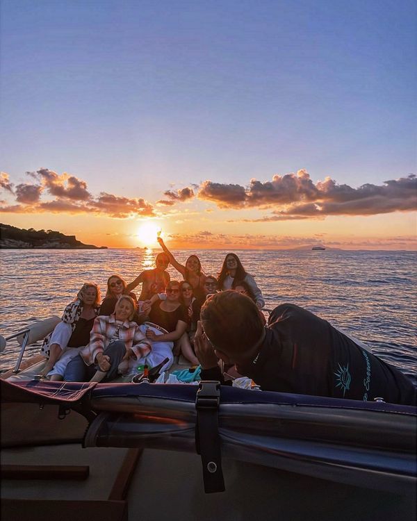 Chasing sunsets and making memories!🌅 We live for boat evenings filled with good vibes, music, and great company. Our crew is ready to show you the magic of Sorrento from the water. Let’s make this summer unforgettable!🌊🥂. Tag your boat party crew! 🌐www.sunrisesorrento.com
📩info@sunrisesorrento.com
📱+39 334 994 0458 #sunsetvibes #sorrento #boattour #sunsetcruise #goodvibes