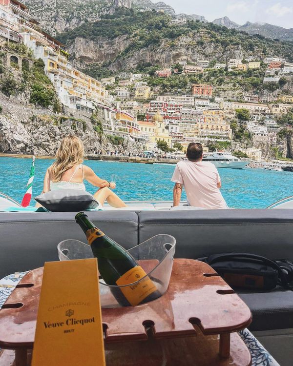 Cruising into the Positano blue🇮🇹 Relax on board the Princess V55. Veuve Cliquot in hand.
Amalfi coast views on lock.
Book your private luxury escape today.
🌐www.sunrisesorrento.com
📩info@sunrisesorrento.com
📱+39 334 994 0458 #princessv55 #amalficoast #veuvecliquot #luxuryyacht #italytravel