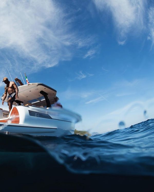 Under water or above the waves? Paradise looks good from every angle. 🌊✨ Discovering the hidden depths of Nerano aboard the brand new Lancia Aprea 42ft. Elegance meets the deep blue.Ready to experience the Italian summer like never before? Book your private boat tour now and dive into luxury. 🇮🇹👇. 🌐www.sunrisesorrento.com
📩info@sunrisesorrento.com
📱+39 334 994 0458 #nerano #privateboat #visititaly #underwaterphotography #ladolcevitaly